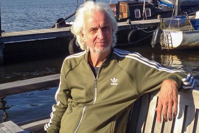 Joop Vos op het terras aan het water